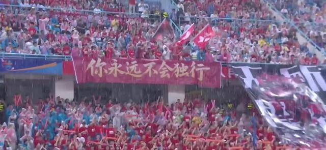 开云-利物浦观众热烈欢呼！，费德勒迎来十赛季出色发挥赢得满堂喝彩-开云