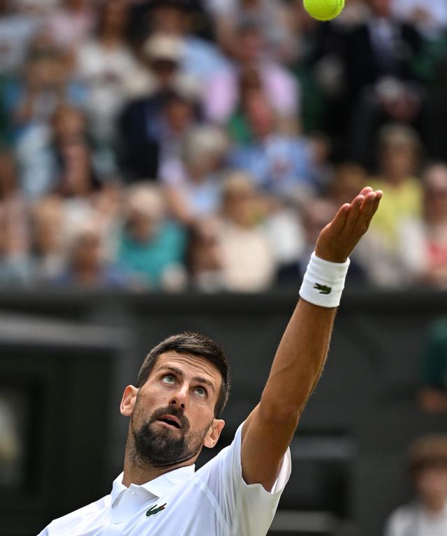 开云-德约科维奇重返赛场，战术调整首场状态出色，曼联观众沸腾！全场沸腾不已-开云