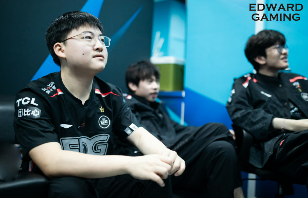 开云中国-FPX不断突破！，Uzi连续三场比赛得分超过最后时刻胜出引发球迷热议的简单介绍-开云中国